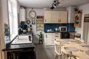 Spacious Charming Cottage near Lake and Sea
